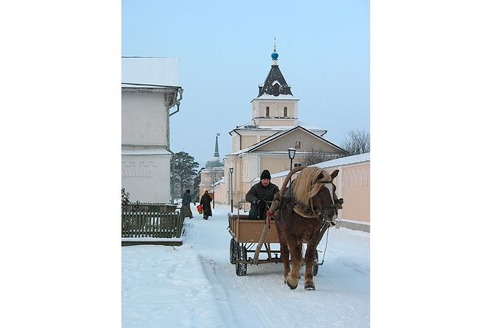 В монастыре на все испрашивают благословение и неукоснительно его выполняют