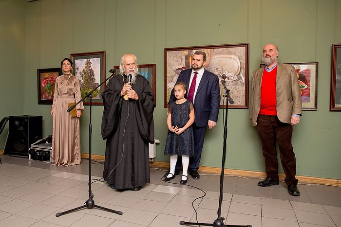 На открытии выставки выступает председатель Синодального отдела по благотворительности епископ Пантелеимон