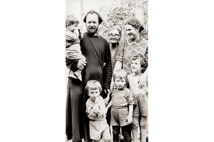 Отец Валериан в Переделкине с семьей в начале своего священнического служения