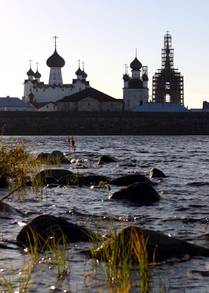 Вид на Соловецкий монастырь со Святого озера