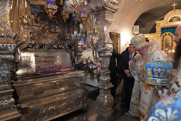 Patriarch Daniel of Romania venerates the relics of St. Matrona of Moscow