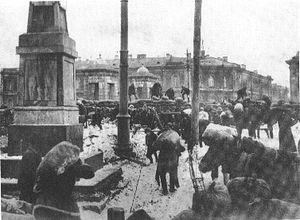 Строительство баррикад в Петрограде во время наступления Юденича