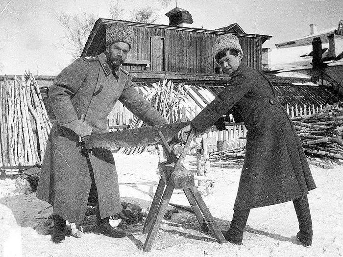 Николай II с наследником в ссылке пилят дрова