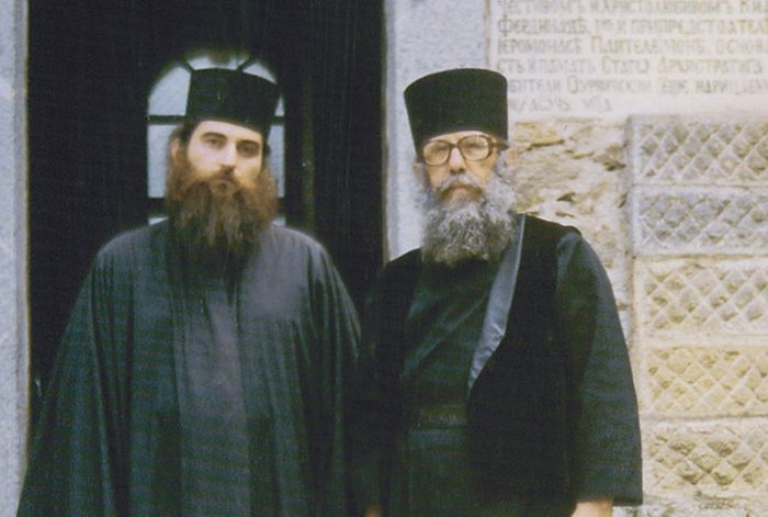 Архимандрит Назарий (Терзиев) и иеромонах Лонгин (ныне Митрополит Саратовский и Вольский), начало 1990-х годов