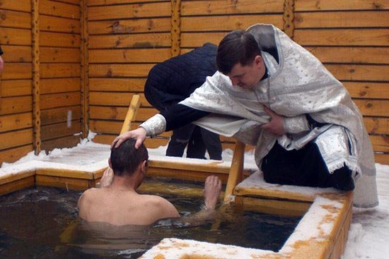 A prisoner is baptized in a Tatarstan prison. Photo: tatmitropolia.ru