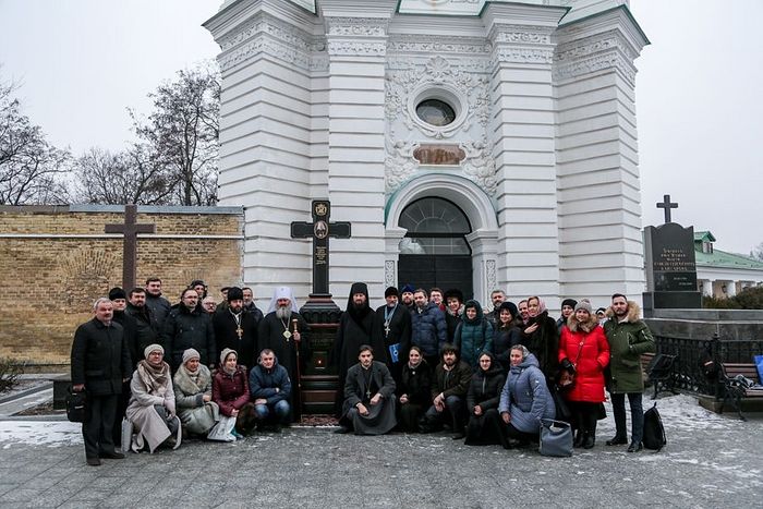 На память о сотрудничестве было сделано общее фото у могилы Митрополита Владимира (Сабодана) / lavra.ua 