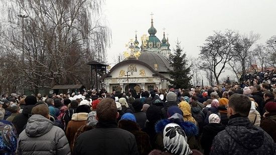 Молитвенное стояние православных киевлян у храма святых князя Владимира и княгини Ольги