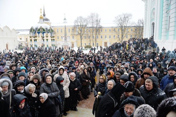 Народ на площади Троице-Сергиевой Лавры ожидает окончания отпевания