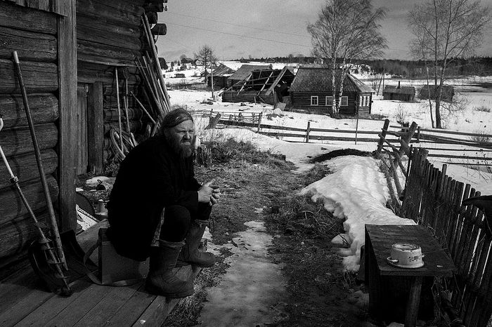 Корбозеро, соседнее с Колодозером село. Там живет друг Аркадия, дядя Миша. О. Аркадий часто навещал его, привозил еду и лекарства. О. Аркадий на крыльце дядьмишиного дома. Март 2016.