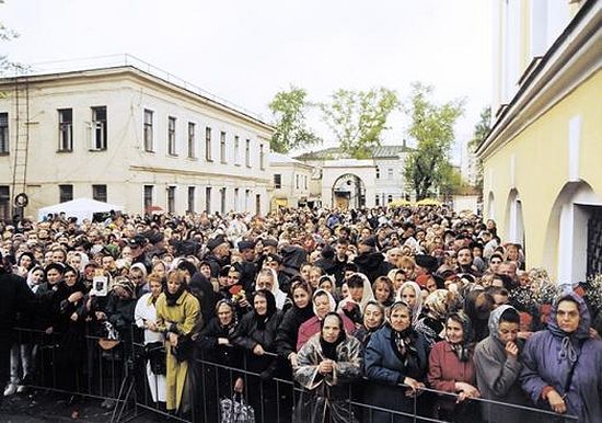 2 мая 1999г. Участники торжеств по случаю канонизации блаженной Матроны Москвской