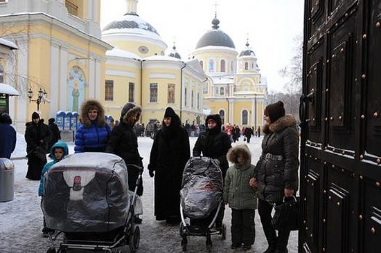 Игумения Феофания с многодетными прихожанами Покровской обители