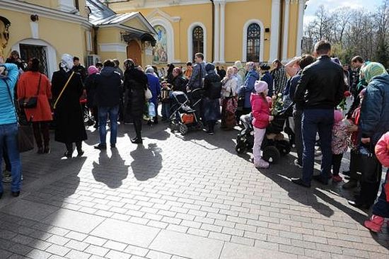 «Детская» очередь к мощам блаженной Матроны 2 мая