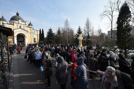 Даже ранней весной, 8 марта, люди готовы часами стоять в очереди, чтобы поклониться блаженной Матронушке