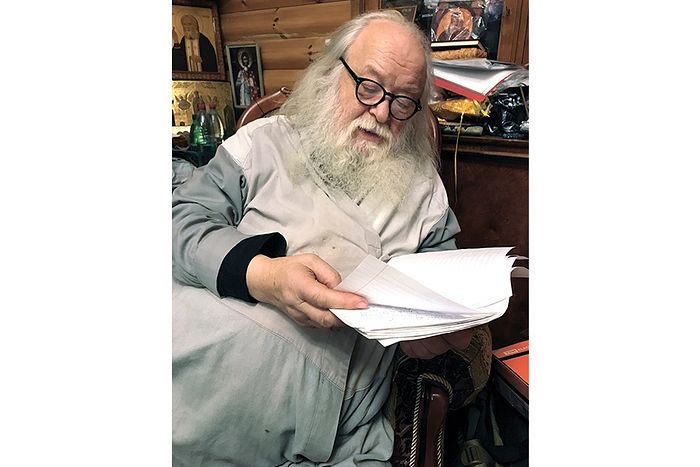 Протоиерей Валериан Кречетов читает сочинения детей
