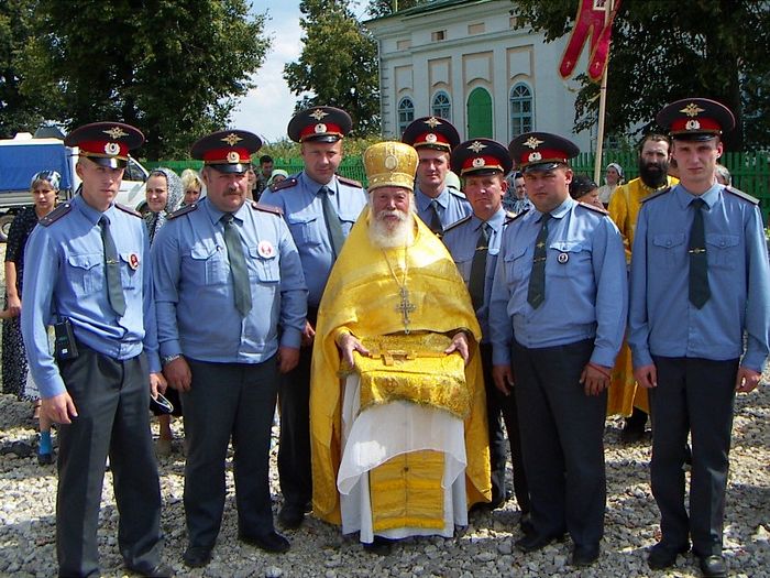 Отец Леонтий с сотрудниками милиции, многих из которых он крестил