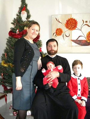 Священник Иоанн Ифтимя с матушкой Александрой и детьми - Александром и Марией