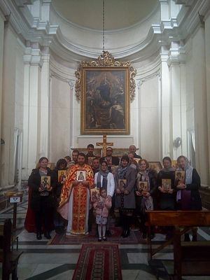 Священник Иоанн с прихожанами румынской церкви