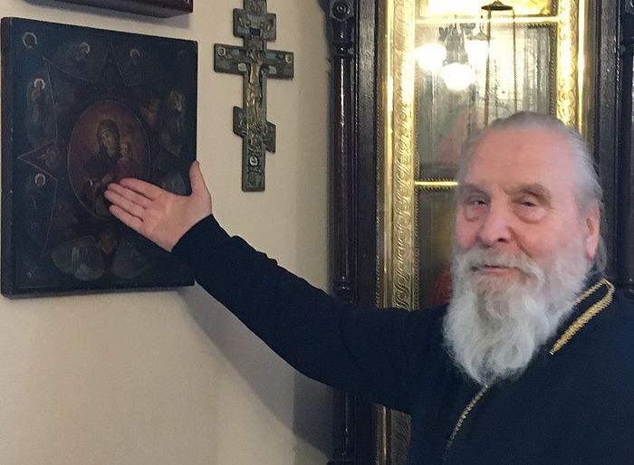 Протоиерей Георгий Бреев показывает в своей келье икону «Неопалимая купина»