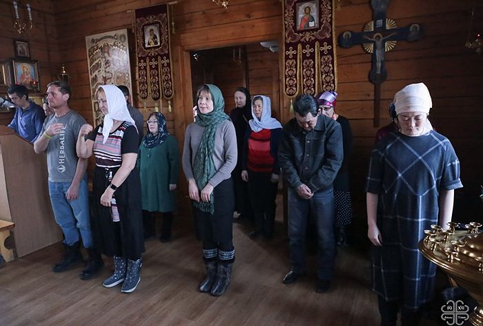 Прихожане на богослужении в якутском Спасском монастыре