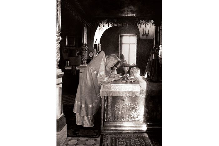 Отец Сергий Орлов и отец Валериан Кречетов в алтаре Покровского храма