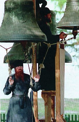 Оптинские звонари ― иноки Трофим (Татарников) и Ферапонт (Пушкарев). Фото: Optina.ru