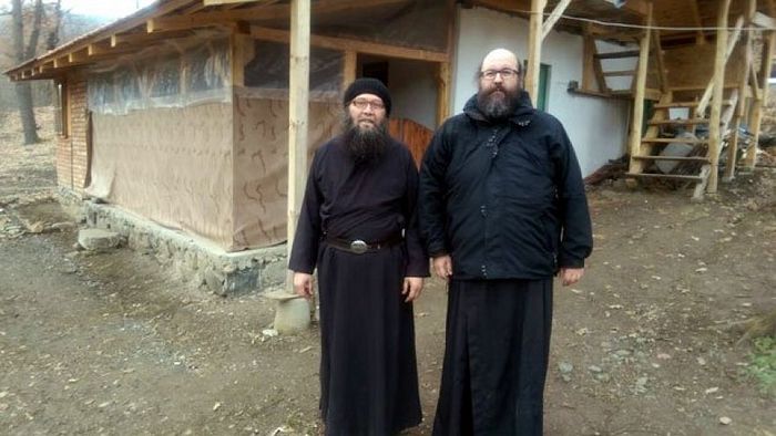 Отац Јован и игуман манастира Врачево отац Василије. Фото М. Н.