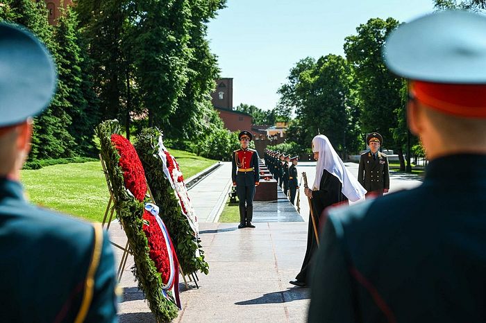 В годовщину начала Великой Отечественной войны Предстоятель Русской Церкви возложил венок к могиле Неизвестного солдата у Кремлевской стены