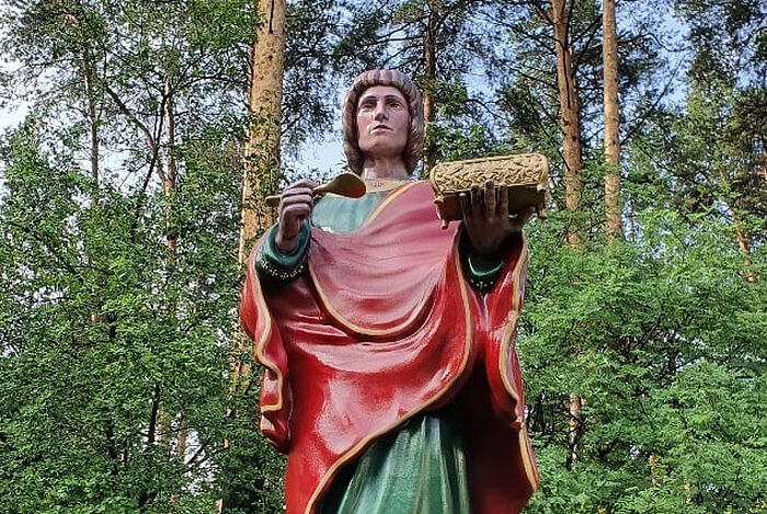 У храма в честь великомученика Пантелеимона в Екатеринбурге установлен памятник святому целителю