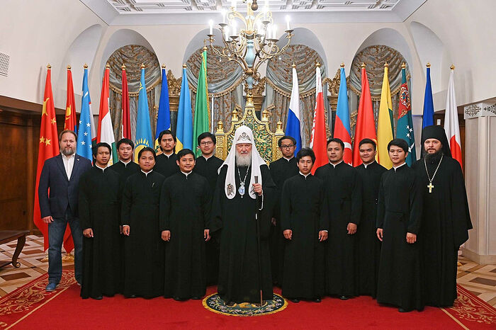 Патриарх Кирилл встретился с группой семинаристов из Индонезии и Филиппин