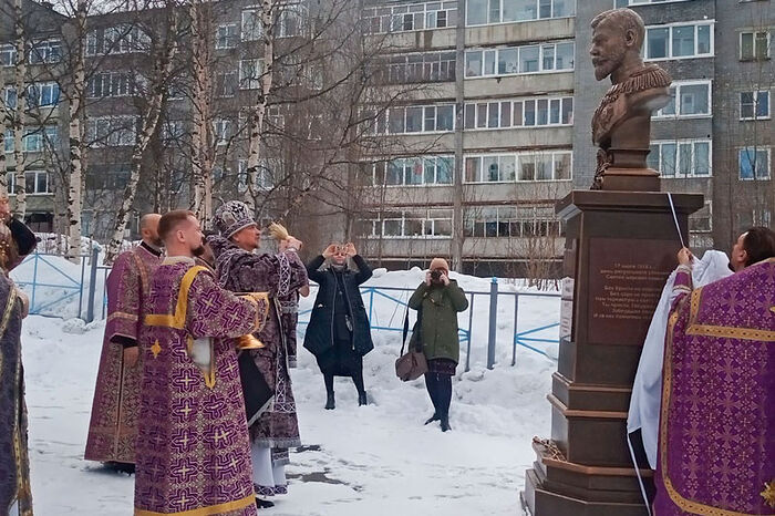 В Ковдоре освящен памятник Царю-мученику Николаю II