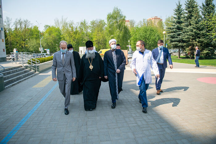 Глава Татарстанской митрополии и муфтий Татарстана навестили пострадавших детей в Детской республиканской клинической больнице