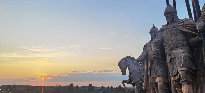 На берегу Чудского озера собирают части скульптурной композиции «Александр Невский с дружиной»