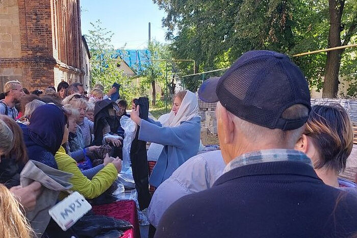 В Лисичанске при Никольском храме раздали жителям города теплую одежду. Информационная сводка о помощи беженцам (от 26 сентября 2022 года)