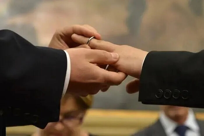 Немецкие католические епископы в обход Ватикана решили благословлять однополые пары с 2026 года