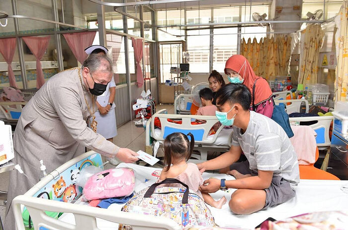 Приходы Таиландской епархии передали помощь онкобольным детям Бангкока