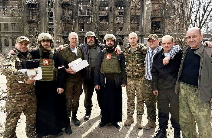 Орловские священники доставили гуманитарный груз и помолились с бойцами СВО