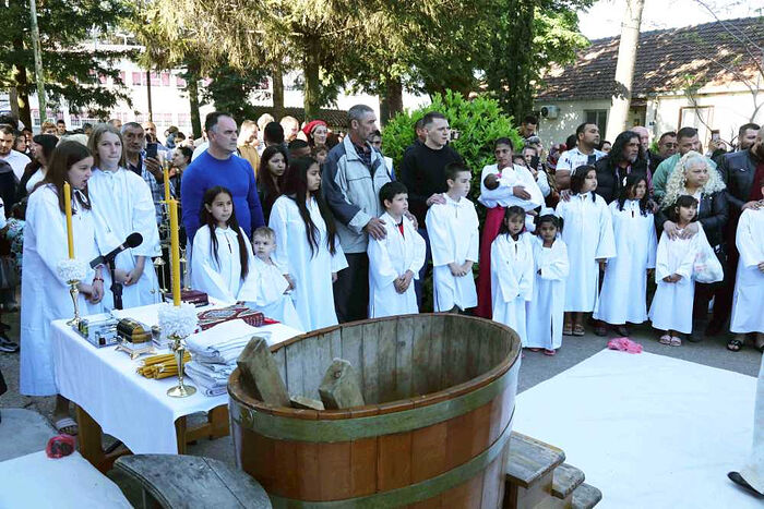 Сербский Патриарх совершил соборное крещение детей