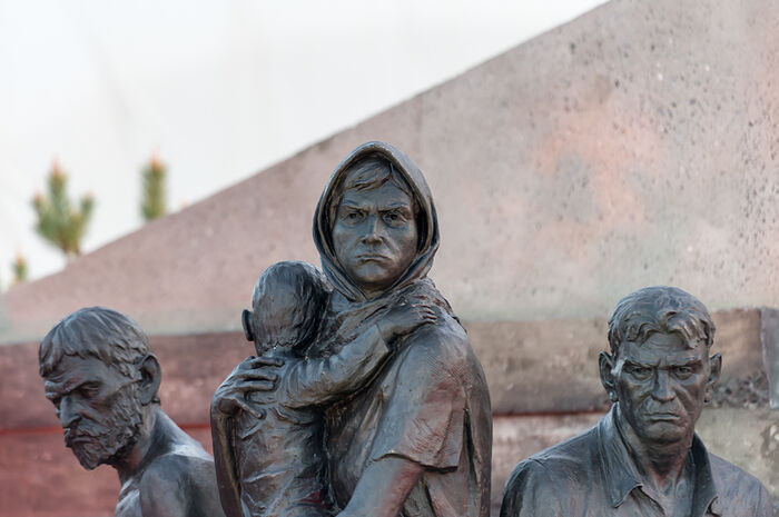 В Белгороде мемориал о заживо сожженных жертвах фашизма открыт под звуки сирены