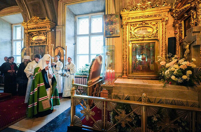 Предстоятель Русской Церкви совершил панихиду на месте погребения Патриарха Сергия
