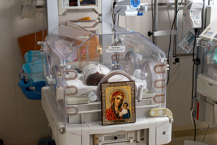 Hundreds of icons donated to mothers in Romanian maternity wards