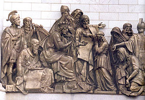 Западный фасад Храма Христа Спасителя. Давид в собрании вельмож передает Соломону черчежи храма.