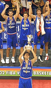 Деян Бодирога с победным кубком Чемпионата Мира по баскетболу 2002 г.