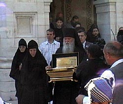 Епископ Бостонский Михаил выносит из храма Марии Магдалины ковчежец с мощами