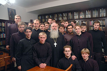 Протоиерей Александр Лебедев с семинаристами Сретенской Духовной Семинарии.