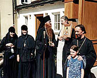 Епископ Агапит, отец Николай Артемов и отец Илья Лимбергер с монахинями из Гефсимании на крыльце мюнхенского собора