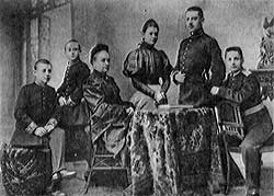 Сергей Симанский с сестрой и братьями у бабушки Анны Петровны Симанской.