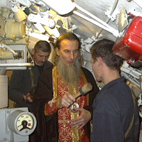 Епископ Петропавловский и Камчатский Игнатий на подводной лодке.