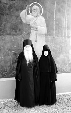 Игумен Серафим и монахиня Серафима. Флоровский монастырь, 2007 г. Фото: Михаил Мазурин