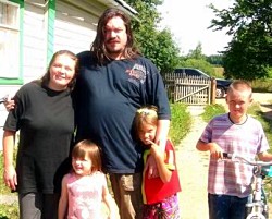 Священник Андрей Николаев с супругой и детьми летом этого года