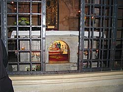 Престол над гробом святителя Николая в Бари